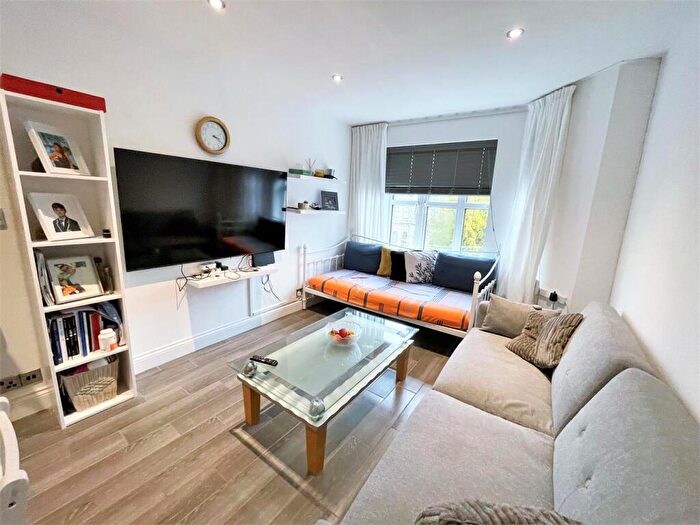 1 Bedroom Apartment To Rent In Flat Bramber Court, Eaton Gardens, Hove, BN3
