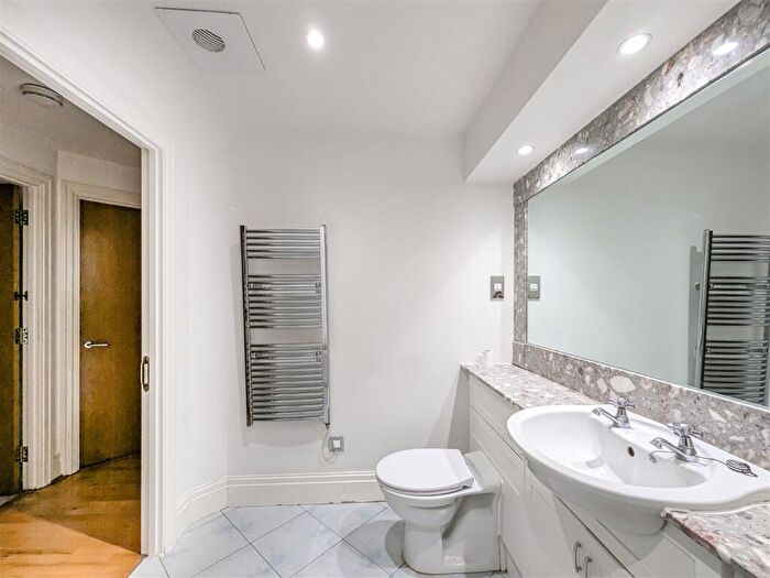 2 Bedroom Apartment For Sale In Seven Kings Way, Kingston Upon Thames, KT2