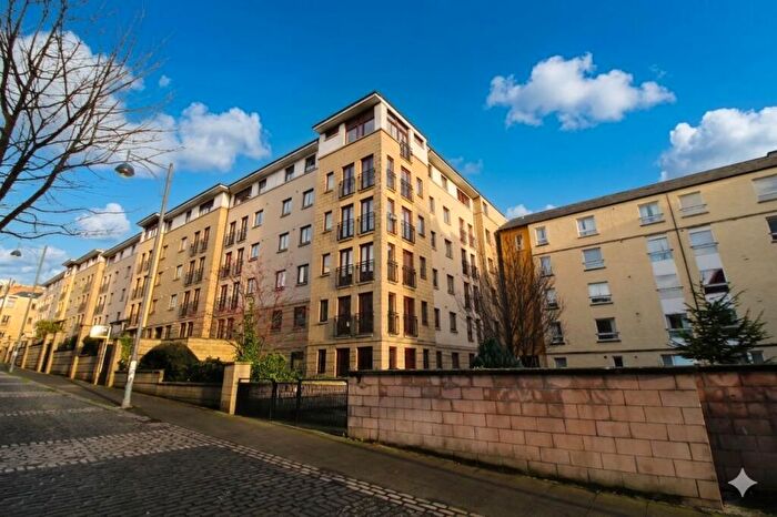 3 Bedroom Flat To Rent In High Riggs, Edinburgh, EH3