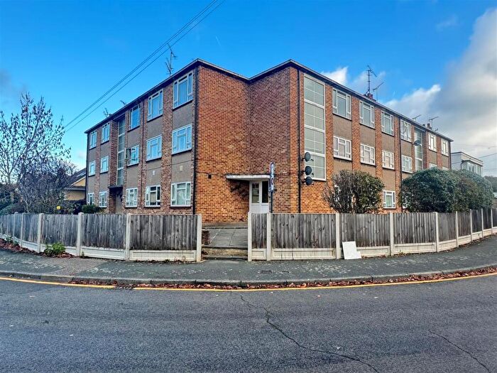 2 Bedroom Flat For Sale In Marina Avenue, Rayleigh, SS6