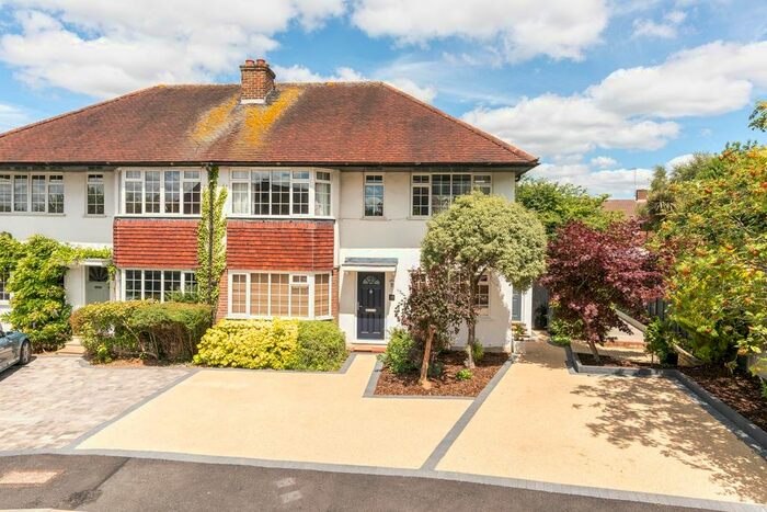 2 Bedroom Maisonette To Rent In Castleview Road, Weybridge, KT13