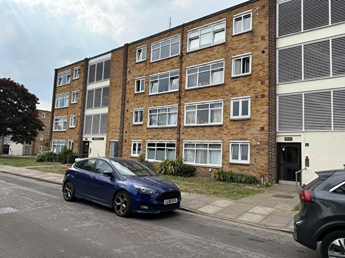 2 Bedroom Flat To Rent In Farm Road, Hounslow, Greater London, TW4