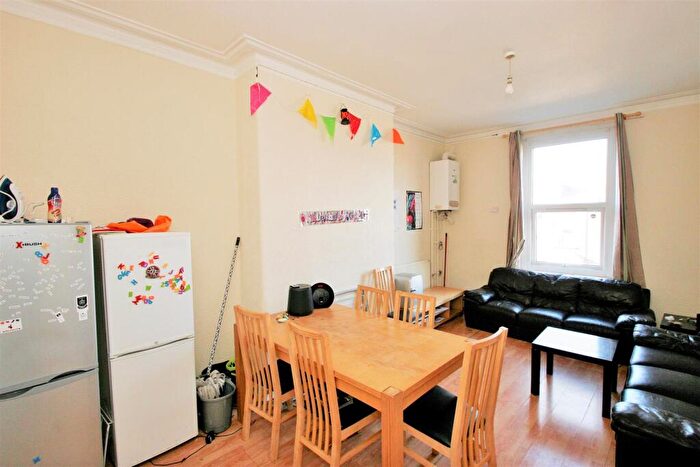 6 Bedroom Apartment To Rent In Hyde Park Road, Hyde Park, Leeds, LS6