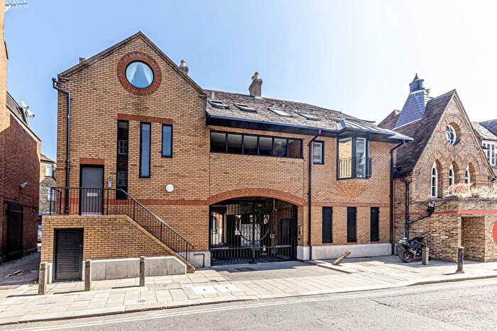 2 Bedroom Flat To Rent In Clarence Street, Richmond, TW9