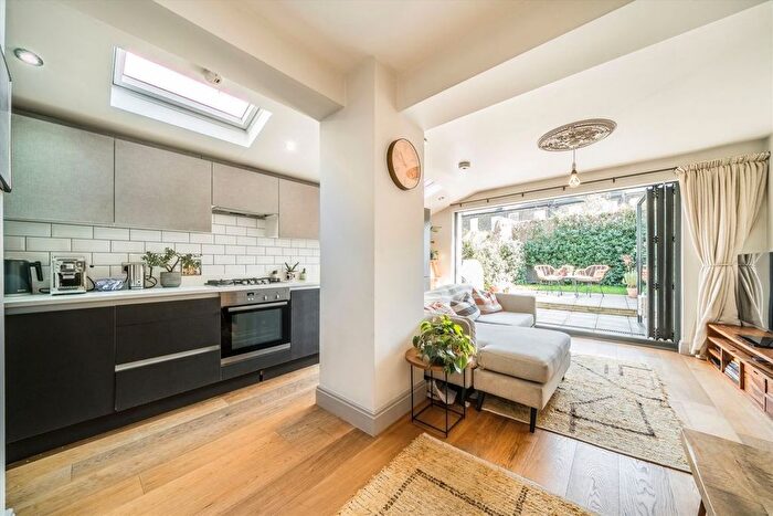 3 Bedroom Flat To Rent In Chippendale Street, Clapton, E5