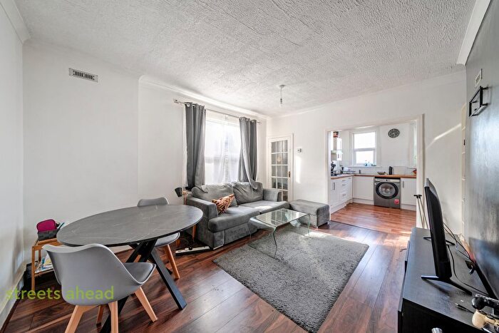 3 Bedroom Flat For Sale In Hythe Road, Thornton Heath, CR7