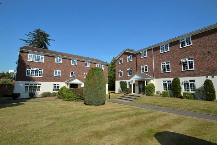 1 Bedroom Flat To Rent In Albany Court, Hillcrest, Weybridge, KT13