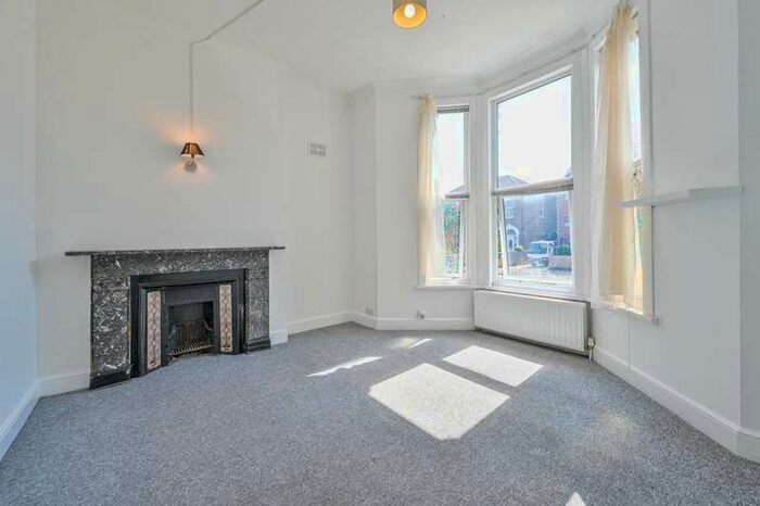 3 Bedroom Flat To Rent In Earlham Grove, Forest Gate, E7