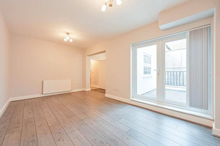 2 Bedroom Flat To Rent In Commercial Road, Tower Hamlets, London, E1