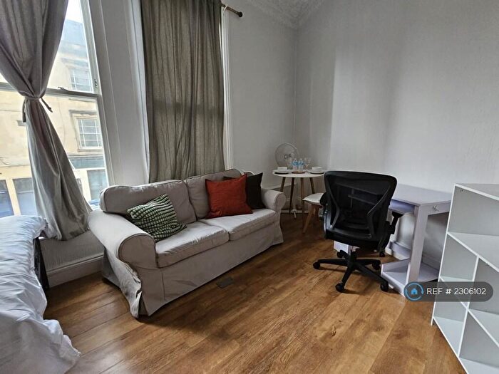 Studio To Rent In First Floor, Bristol, BS8 - Photo 3