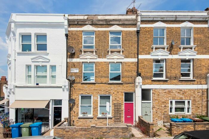 2 Bedroom Flat To Rent In North Cross Road, East Dulwich, London, SE22
