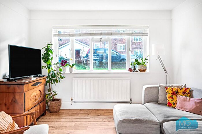2 Bedroom Apartment For Sale In Elmshurst Crescent, London, N2