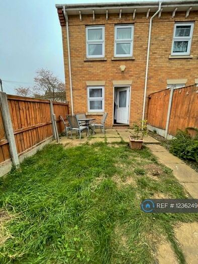 2 Bedroom Terraced House To Rent In Magpie Hall Road, Chatham, ME4