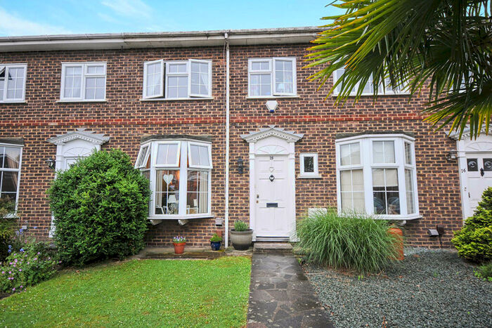 3 Bedroom Terraced House To Rent In Chiltern Gardens, Bromley, BR2