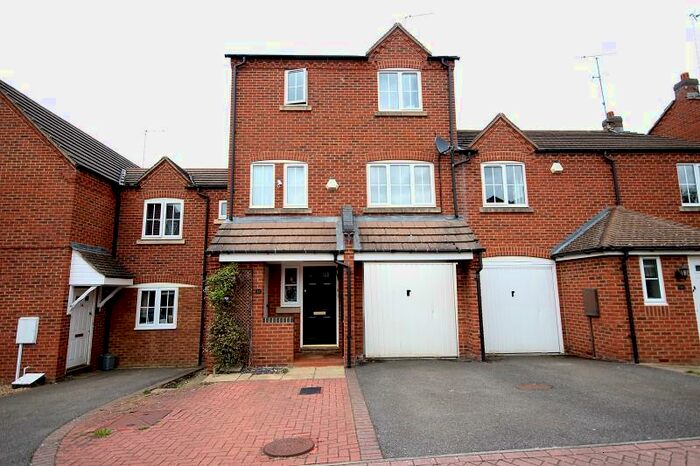 4 Bedroom Town House To Rent In Lodge Close, Grange Park, Northampton, Northamptonshire., NN4