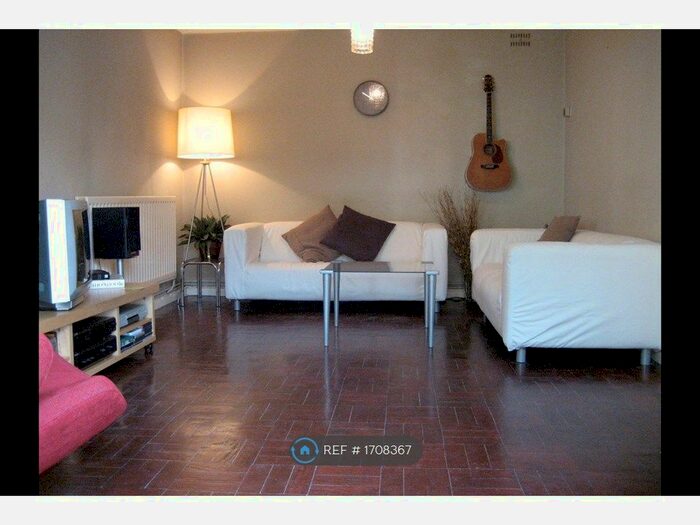 2 Bedroom Flat To Rent In Bannister Court, Southampton, SO15