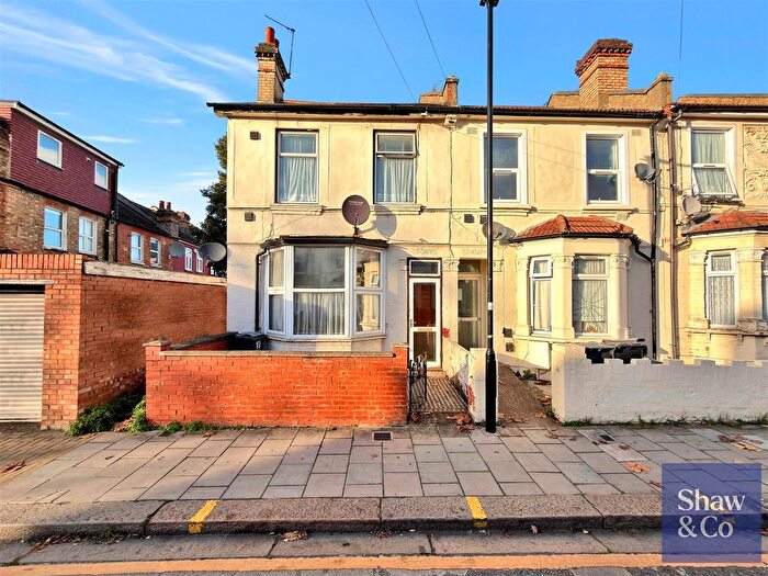 3 Bedroom End Of Terrace House For Sale In Cecil Road, Hounslow, TW3