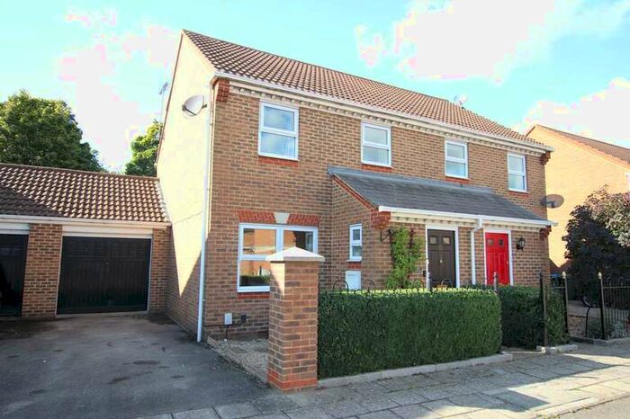 3 Bedroom Semi-Detached House To Rent In Sandhill Way, Aylesbury *zero Deposit Option*, HP19