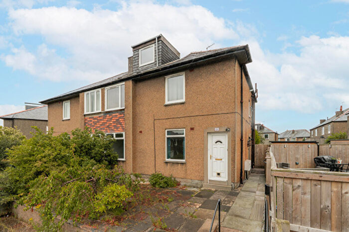 2 Bedroom Flat For Sale In Carrick Knowe Hill, Edinburgh, EH12