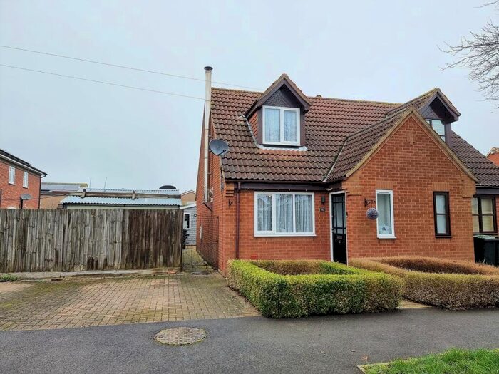 1 Bedroom Semi-Detached House For Sale In Foresters Close, Haynes, Bedfordshire, MK45