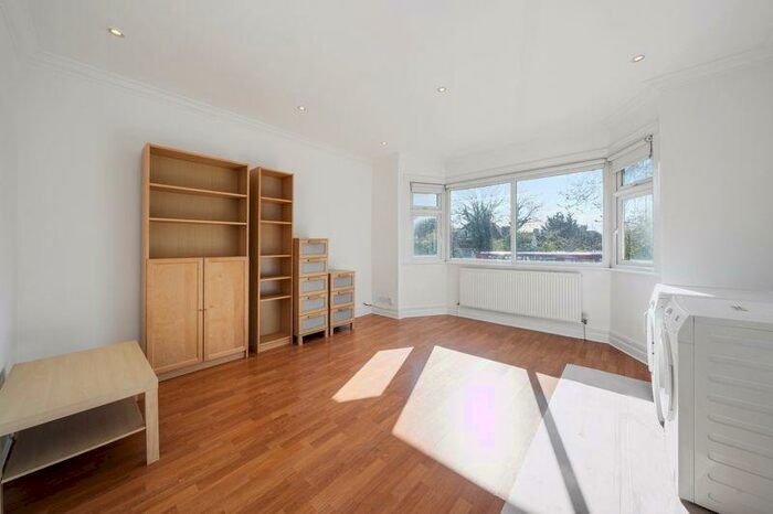 2 Bedroom Flat To Rent In Finchley Road, Golders Green, London, NW11