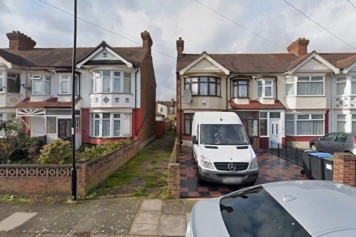 4 Bedroom End Terrace House To Rent In Collinwood Avenue, Enfield, EN3