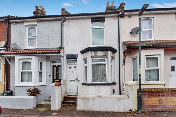 3 Bedroom Terraced House For Sale In Bright Road, Chatham, ME4