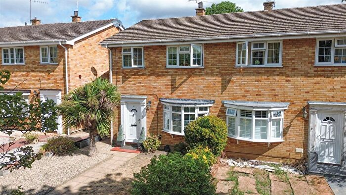 3 Bedroom Semi-Detached House For Sale In Hanover Gardens, Farnborough, GU14