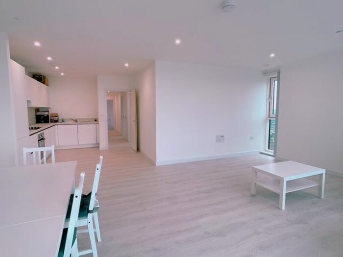 3 Bedroom Flat To Rent In Prince Regent Road, Hounslow, TW3