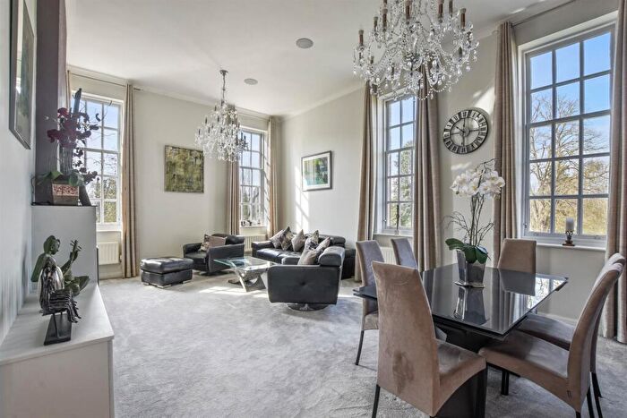 2 Bedroom Apartment For Sale In Beningfield Drive, Napsbury Park, AL2