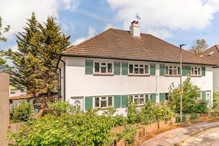 2 Bedroom Flat For Sale In South Bank, Surbiton, KT6