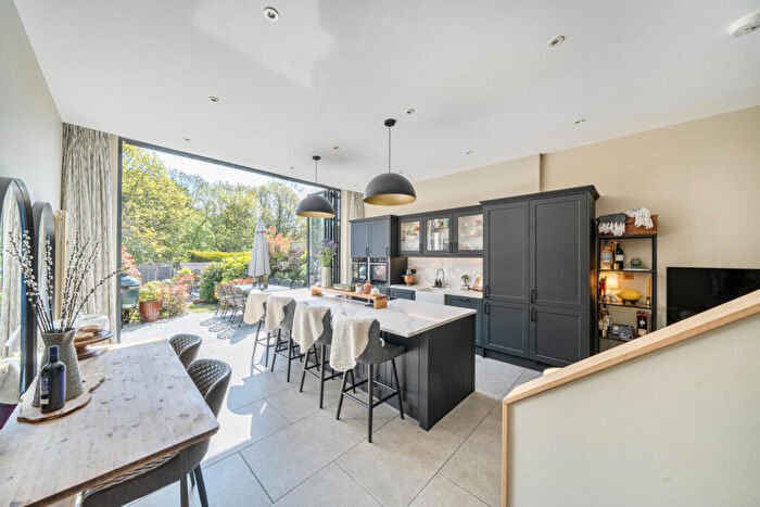 3 Bedroom Terraced House For Sale In Daneland, Barnet, EN4