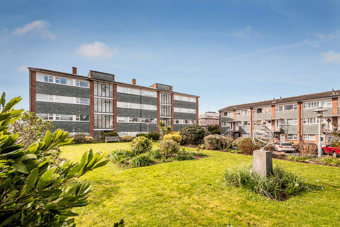 3 Bedroom Flat For Sale In Topsham, EX3