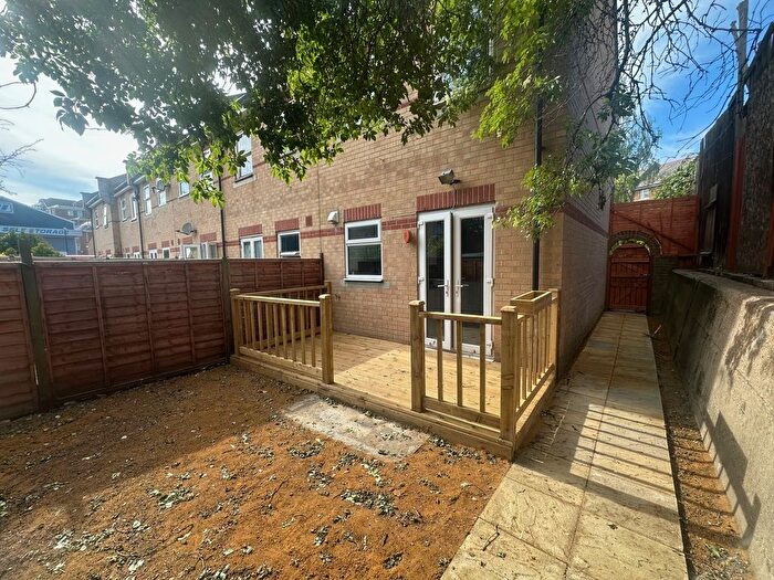 2 Bedroom End Terrace House To Rent In Westferry Road, Canary Wharf, London, E14