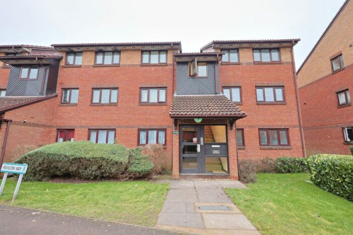 3 Bedroom Flat To Rent In Pavilion Way, Edgware, Greater London, HA8