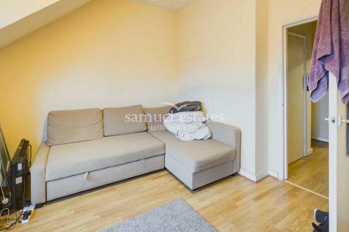 1 Bedroom Flat To Rent In Balham High Road, London, SW12