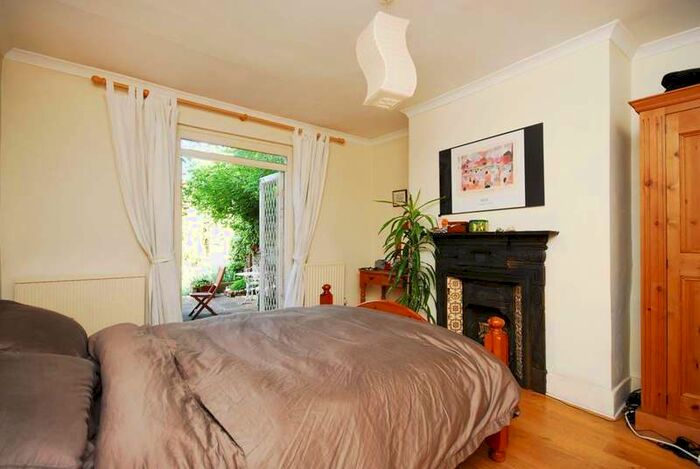 2 Bedroom Flat To Rent In Coningham Road, Shepherd's Bush, W12