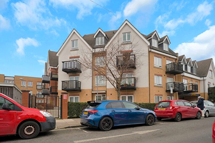 2 Bedroom Flat For Sale In Featherstone Road, Southall, UB2