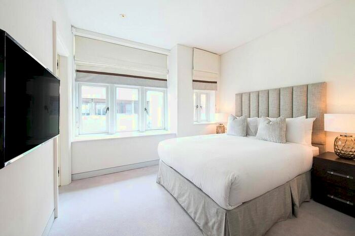 2 Bedroom Flat To Rent In Duke Street, London, W1K