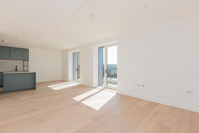3 Bedroom Flat To Rent In Claremont Way, Brent Cross Town, NW2