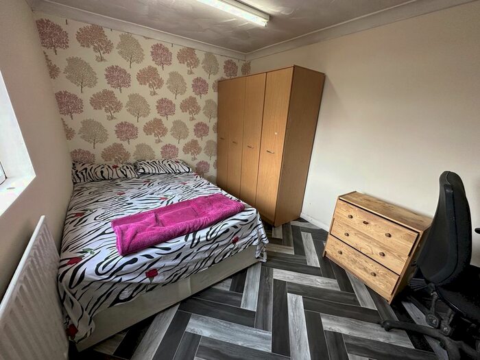 Studio To Rent In Spencer Avenue, Hayes, Middlesex, UB4