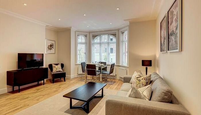 2 Bedroom Flat To Rent In Hamlet Gardens, Ravenscourt Park, London, W6