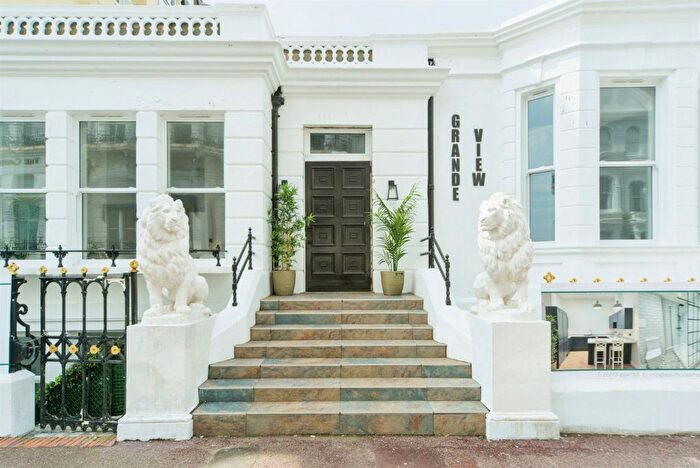 2 Bedroom Flat For Sale In Grande Views, Eastbourne, BN21