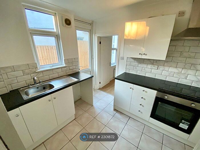 2 Bedroom Flat To Rent In Hillcrest Road, Southend-On-Sea, SS1