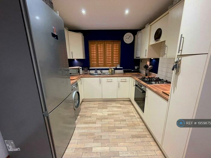 2 Bedroom Flat To Rent In Whyteleafe Hill, Whyteleafe, CR3