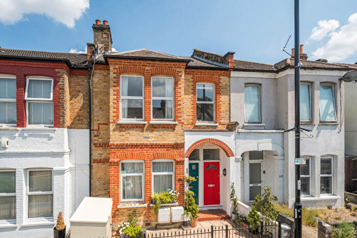 3 Bedroom Flat For Sale In Springbank Road, Hither Green, London, SE13