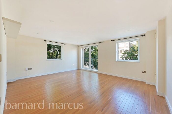 2 Bedroom Flat For Sale In Lamberts Road, Surbiton, KT5