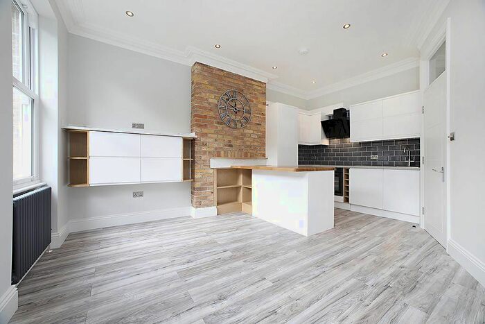 3 Bedroom Flat To Rent In Chatsworth Road, London, NW2