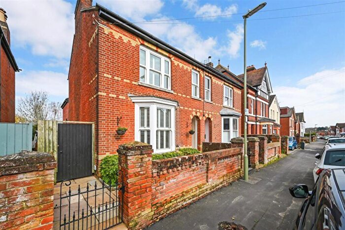 4 Bedroom Semi-Detached House To Rent In Southampton Road, Fareham, PO16