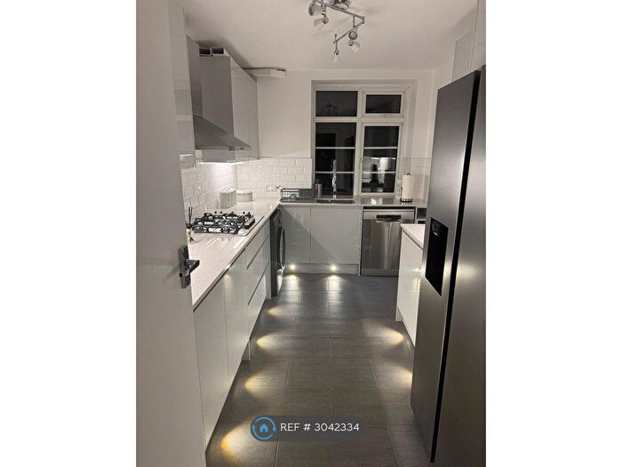 3 Bedroom Flat To Rent In Mount Avenue, London, W5